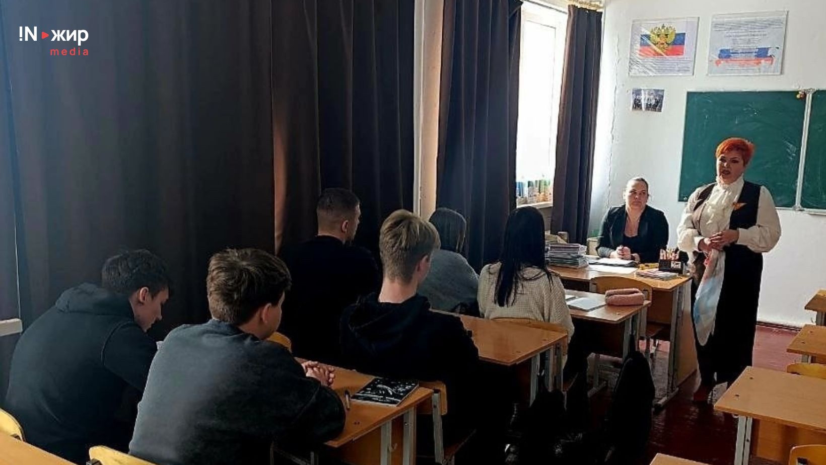 на фото: Наталья Чувакова проводит агитацию военной службы в оккупационной армии среди учащихся 11 класса "Октябрьской школы №1"